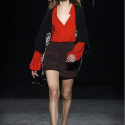 Camisa roja de manga ancha de la colección otoño/invierno 2016/2017 de Sita Murt en 080 Barcelona Fashion
