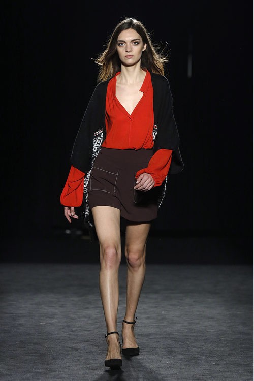 Camisa roja de manga ancha de la colección otoño/invierno 2016/2017 de Sita Murt en 080 Barcelona Fashion