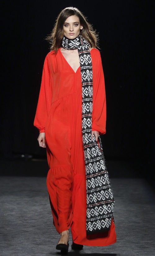 Vestido largo rojo de la colección otoño/invierno 2016/2017 de Sita Murt en 080 Barcelona Fashion
