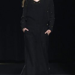 Vestido largo negro de la colección otoño/invierno 2016/2017 de Sita Murt en 080 Barcelona Fashion