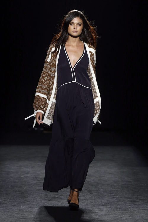 Vestido azul noche de la colección otoño/invierno 2016/2017 de Sita Murt en 080 Barcelona Fashion
