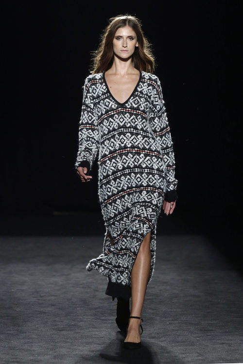 Vestido largo de punto de jacquards de la colección otoño/invierno 2016/2017 de Sita Murt en 080 Barcelona Fashion