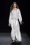 Vestido largo de rayas de la colección otoño/invierno 2016/2017 de Sita Murt en 080 Barcelona Fashion