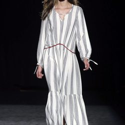 Vestido largo de rayas de la colección otoño/invierno 2016/2017 de Sita Murt en 080 Barcelona Fashion