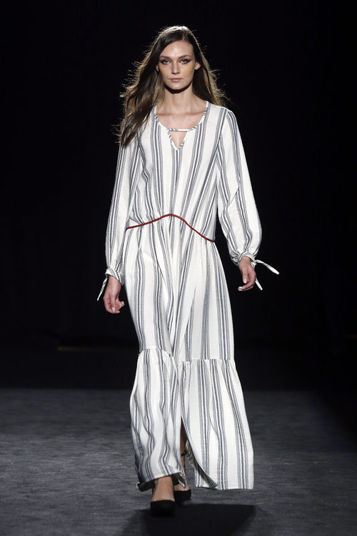 Vestido largo de rayas de la colección otoño/invierno 2016/2017 de Sita Murt en 080 Barcelona Fashion
