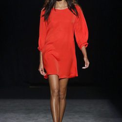 Vestido rojo de la colección otoño/invierno 2016/2017 de Sita Murt en 080 Barcelona Fashion