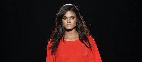 Vestido rojo de la colección otoño/invierno 2016/2017 de Sita Murt en 080 Barcelona Fashion