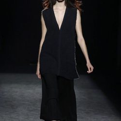 Vestido negro de la colección otoño/invierno 2016/2017 de Sita Murt en 080 Barcelona Fashion