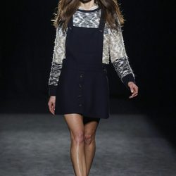 Marina Pérez desfilando con la colección otoño/invierno 2016/2017 de Sita Murt en 080 Barcelona Fashion