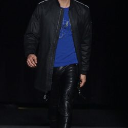 Jon Kortajarena con pantalón de cuero de la colección otoño/invierno 2016/2017 de Punto Blanco en 080 Barcelona Fashion