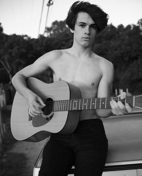 Dylan Lee Anderson posando para Yves Saint Laurent