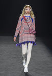 Vestido con estampado abstracto en rosa con detalles de plumas de Custo Barcelona en la 080 Barcelona otoño/invierno 2016/2017