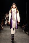 Maxi abrigo de charol con efecto degradado y pelo de Custo Barcelona en la 080 Barcelona otoño/invierno 2016/2017