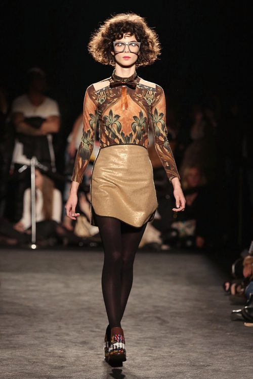Mini falda asimétrica y camisa con estampado de Custo Barcelona en la 080 Barcelona otoño/invierno 2016/2017