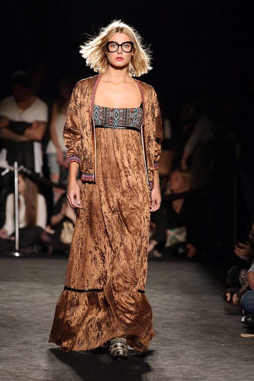 Vestido largo estilo boho con estampado étnico de Custo Barcelona en la 080 Barcelona otoño/invierno 2016/2017