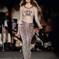 Conjunto de encaje con detalles florales y dibujo en el pecho de Custo Barcelona en la 080 Barcelona otoño/invierno 2016/2017