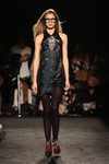 Vestido de cuero con volantes en vertical y dibujo estampado de Custo Barcelona en la 080 Barcelona otoño/invierno 2016/2017