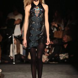 Vestido de cuero con volantes en vertical y dibujo estampado de Custo Barcelona en la 080 Barcelona otoño/invierno 2016/2017