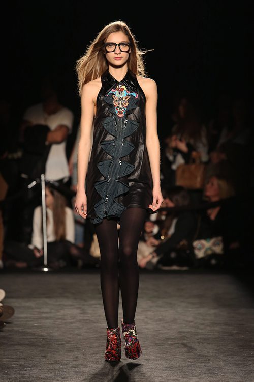 Vestido de cuero con volantes en vertical y dibujo estampado de Custo Barcelona en la 080 Barcelona otoño/invierno 2016/2017