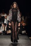Vestido transparente de encaje con chaqueta con detalles engarzados de Custo Barcelona en la 080 Barcelona otoño/invierno 2016/2017
