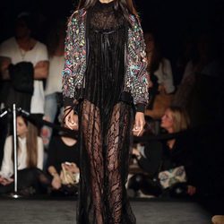 Vestido transparente de encaje con chaqueta con detalles engarzados de Custo Barcelona en la 080 Barcelona otoño/invierno 2016/2017