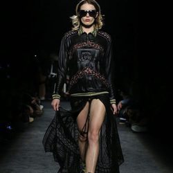 Falda de encaje con abertura con bomber de cuero negra de Custo Barcelona en la 080 Barcelona otoño/invierno 2016/2017