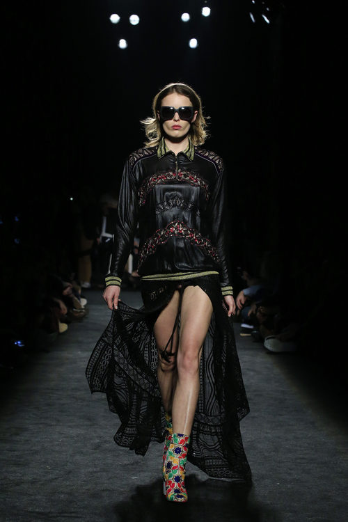 Falda de encaje con abertura con bomber de cuero negra de Custo Barcelona en la 080 Barcelona otoño/invierno 2016/2017