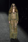 Vestido largo transparente en verde de Custo Barcelona en la 080 Barcelona otoño/invierno 2016/2017