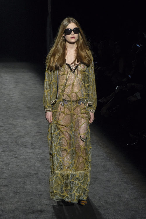 Vestido largo transparente en verde de Custo Barcelona en la 080 Barcelona otoño/invierno 2016/2017