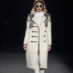 Abrigo largo con doble botonadura y detalles en los hombros de Custo Barcelona en la 080 Barcelona otoño/invierno 2016/2017