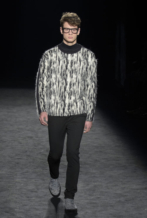 Jersey de lana con efecto degradado de Custo Barcelona en la 080 Barcelona otoño/invierno 2016/2017