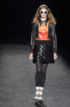 Bomber de cuero con franjas naranjas y mini falda de charol de Custo Barcelona en la 080 Barcelona otoño/invierno 2016/2017