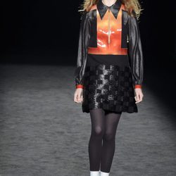 Bomber de cuero con franjas naranjas y mini falda de charol de Custo Barcelona en la 080 Barcelona otoño/invierno 2016/2017