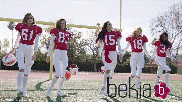 Desfile de los ángeles de Victoria's Secret con el uniforme 'The Devils' para la Super Bowl 2016
