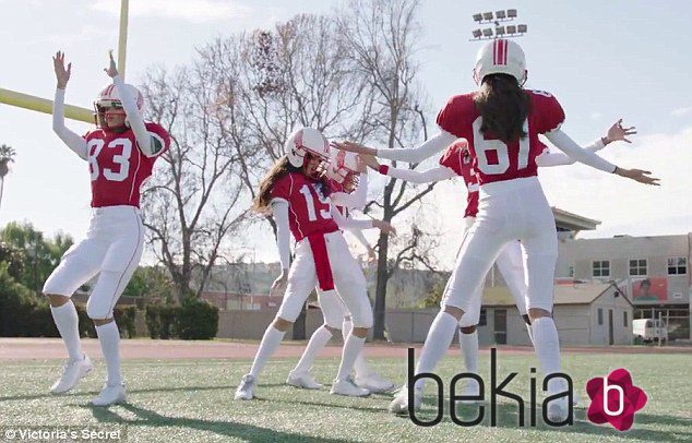 Los ángeles de Victoria's Secret bailando con el uniforme 'The Devils' para la Super Bowl 2016