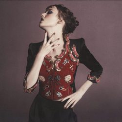 Chaqueta de corte circense con detalles engarzados de Marc Jacobs