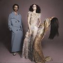 Maxi abrigo y vestidos largos en dorado y blanco de Marc Jacobs