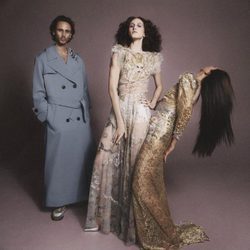 Maxi abrigo  y vestidos largos en dorado y blanco de Marc Jacobs