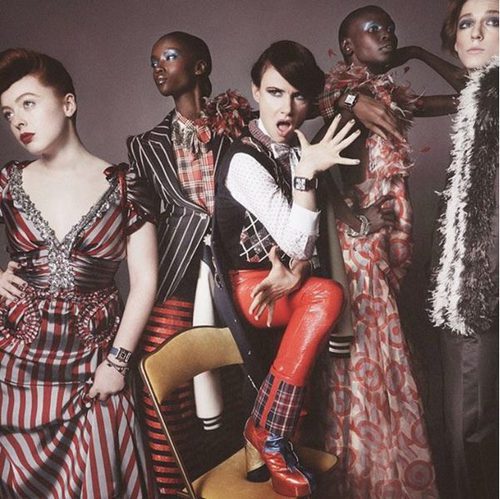 Conjunto estampados, plumas, leggins y abrigos de Marc Jacobs