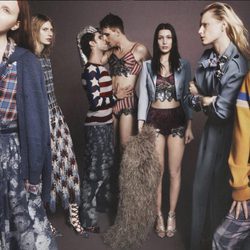 Bella Hadid con conjunto circense de chaqueta corta de seda de Marc Jacobs