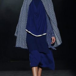 Vestido holgado y capa con estampado geométrico de Yerse en la 080 Barcelona otoño/invierno 2016/2017