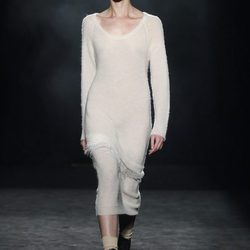 Vestido recto de lana con detalle de flecos de Yerse en la 080 Barcelona otoño/invierno 2016/2017
