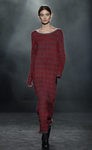 Vestido rojo con estampado gris de Yerse en la 080 Barcelona otoño/invierno 2016/2017