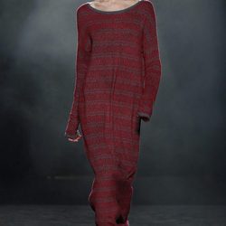 Vestido rojo con estampado gris de Yerse en la 080 Barcelona otoño/invierno 2016/2017