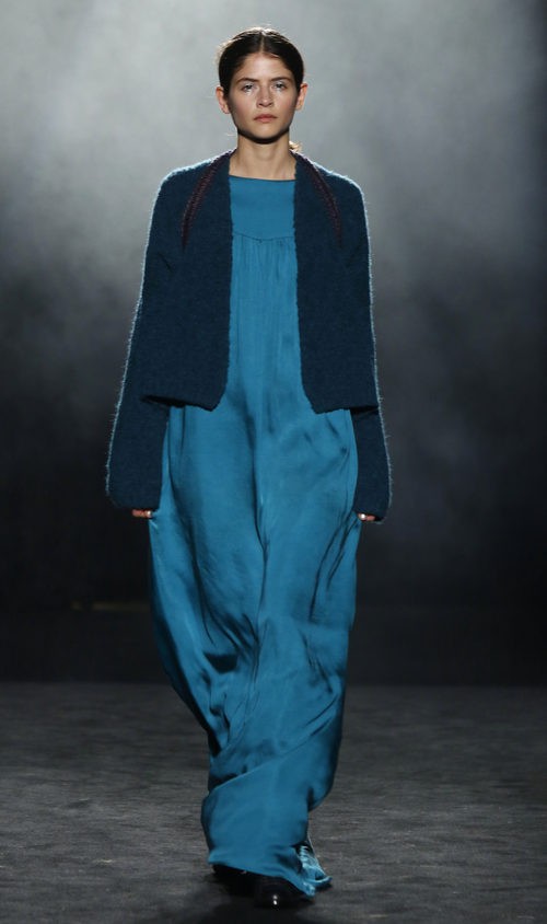Vestido azul holgado con chaqueta de lana de Yerse en la 080 Barcelona otoño/invierno 2016/2017