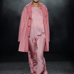 Conjunto rosa con vestido plisado y abrigo de estilo masculino de Yerse en la 080 Barcelona otoño/invierno 2016/2017