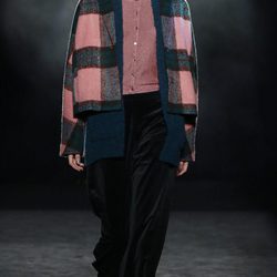 Conjunto de inspiración masculina con abrigo de cuadros de Yerse en la 080 Barcelona otoño/invierno 2016/2017