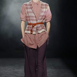 Chaleco de lana de cuadros con camisa ancha de Yerse en la 080 Barcelona otoño/invierno 2016/2017