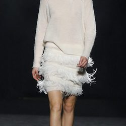 Conjunto blanco con jersey de lana y falda con flecos de Yerse en la 080 Barcelona otoño/invierno 2016/2017
