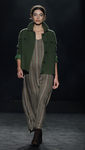 Vestido holgado de estampado étnico y abrigo verde de Yerse en la 080 Barcelona otoño/invierno 2016/2017